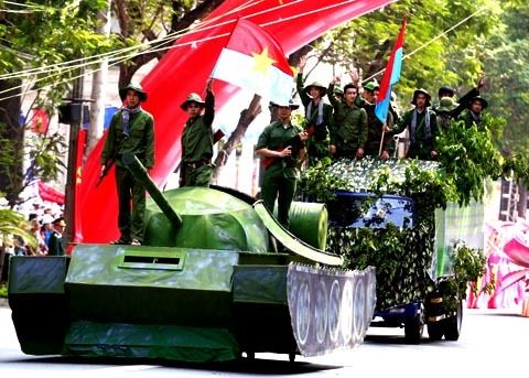 越南胜利日阅兵式上的纸坦克